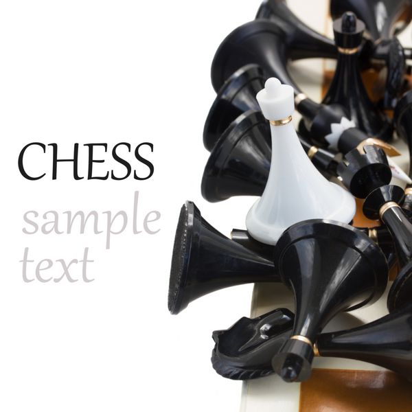 بازی شطرنج - حاشیه مهره های شطرنج جدا شده در پس زمینه سفید