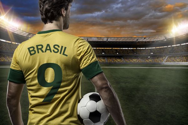 فوتبالیست برزیلی در حال جشن گرفتن با هواداران در استادیوم
