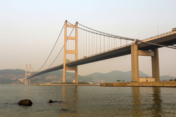 نمای پل Tsing Ma در غروب آفتاب از جزیره پارک در هنگ کنگ