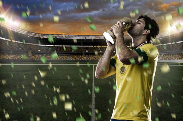 فوتبالیست برزیلی با یک جام در دستش قهرمانی را جشن گرفت