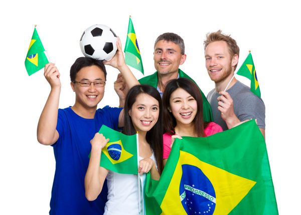 دوستی که پرچم برزیل را در دست دارد عاشقان فوتبال