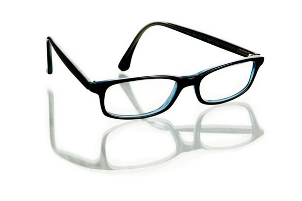 عینک با انعکاس در زمینه سفید