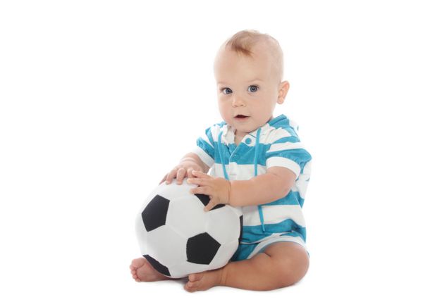 پسر بچه در حال بازی با توپ فوتبال