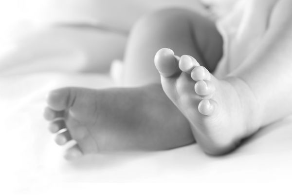 پاهای نوزاد سیاه و سفید روی پای راست تمرکز کنید