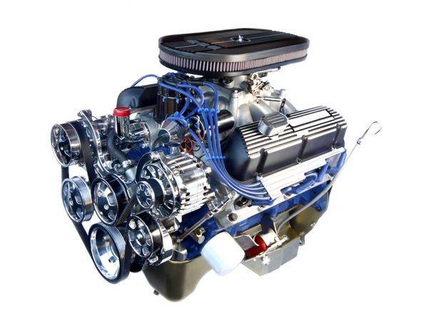 موتور کروم V8 با کارایی بالا جدا شده روی سفید