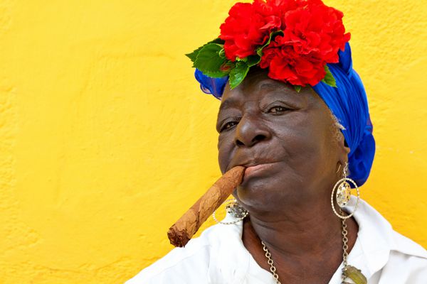 هاوانا - 29 ژوئن پیرزن سیاه پوست با سیگار خوب 29 ژوئن 2011 در هاوانا فرهنگ و مذاهب آفریقایی نفوذ زیادی در کوبا دارند که تقریباً 50 درصد از جمعیت آن آفریقایی تبار هستند
