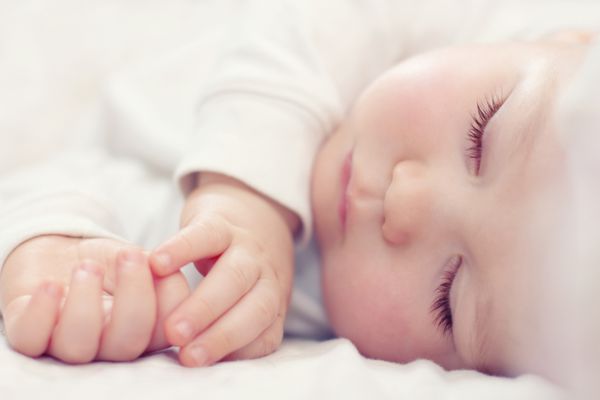 پرتره نزدیک از یک نوزاد خوابیده زیبا روی سفید