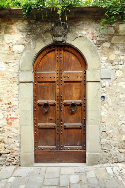 درب وینتیج زیبا به خانه توسکانی ایتالیا اروپا