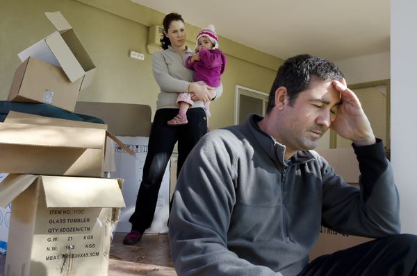 والدین جوان و دخترشان در کنار جعبه های مقوایی بیرون از خانه ایستاده اند عکس مفهومی طلاق بی خانمانی اخراج بیکاری مالی ازدواج مشکلات خانوادگی مسائل خانوادگی