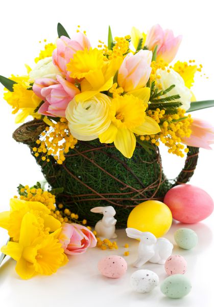 گل های بهاری و تخم مرغ های عید پاک برای تعطیلات