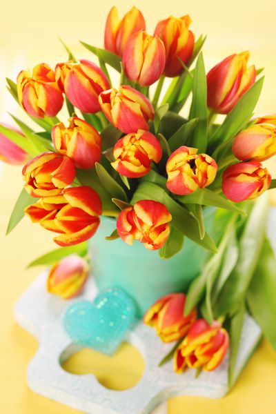 دسته گل جشن بهاری لاله در گلدان