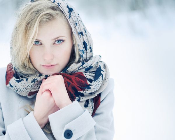 پرتره یک زن بلوند زیبا در زمستان