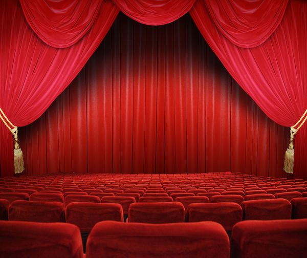 سینمای کلاسیک با صندلی های قرمز