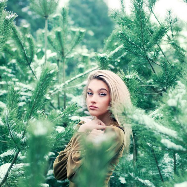 پرتره یک زن بلوند زیبا در جنگل