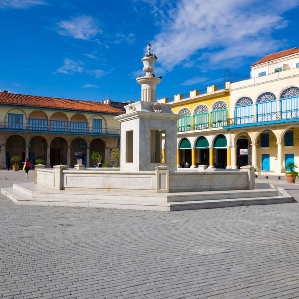 میدان قدیمی به اسپانیایی به عنوان Plaza Vieja شناخته می شود یک مکان دیدنی گردشگری در هاوانای قدیم
