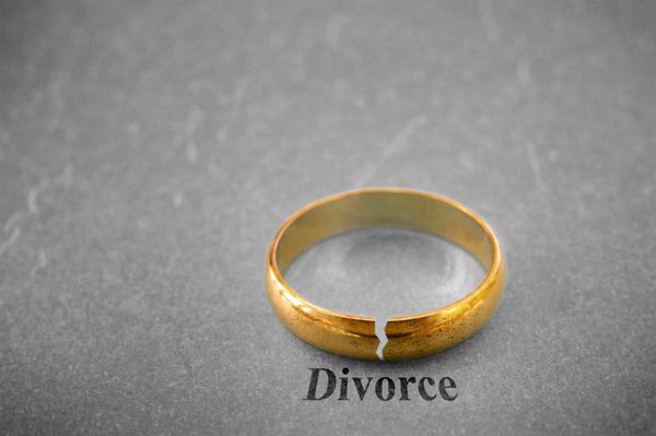 نمای نزدیک از یک حلقه ازدواج طلا با شکاف در آن مفهوم طلاق