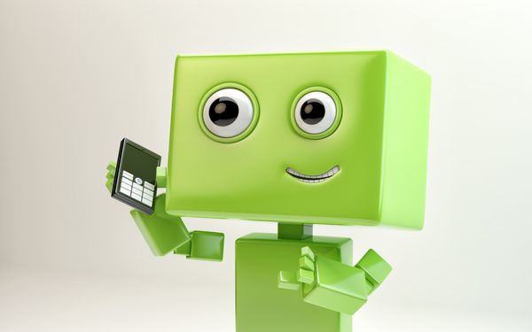 اسباب بازی سایبری سبز مدرن که با تلفن در پس زمینه کرمی و ملایم صحبت می کند