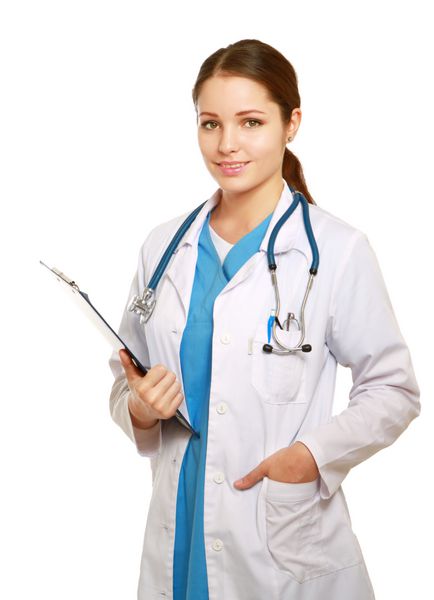 یک پزشک زن با یک پوشه ایستاده جدا شده در زمینه سفید