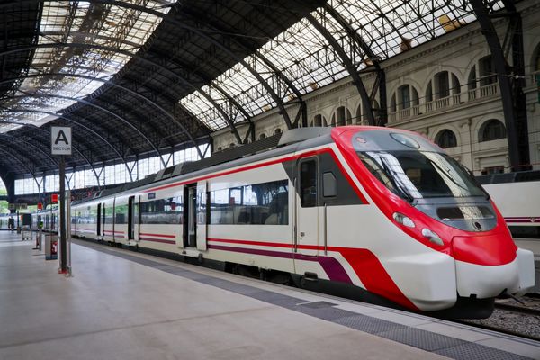 قطار مدرن در ایستگاه بارسلونا اسپانیا