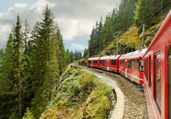 قطار قرمز از تیرانو به سوییس