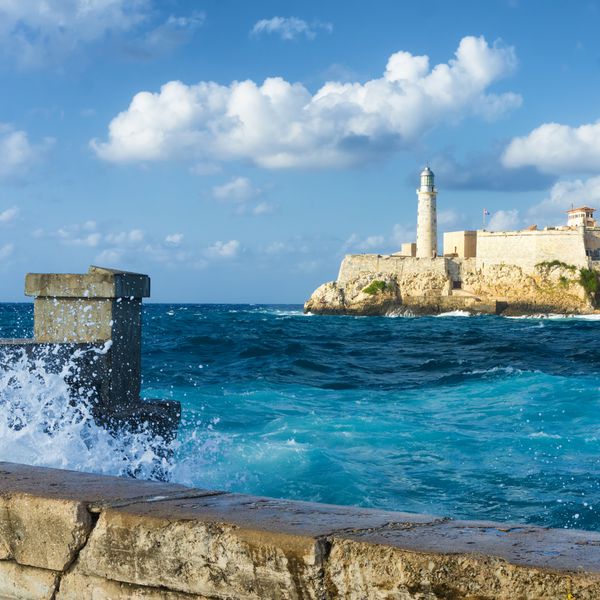 قلعه ال مورو در هاوانا با هوای طوفانی و برخورد امواج بزرگ به دیوار