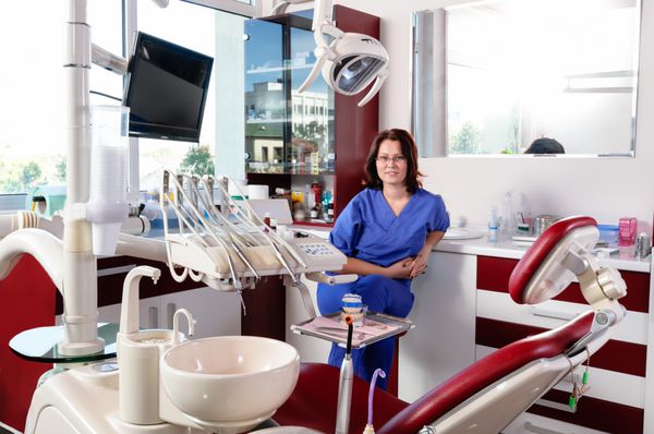 پرتره یک دندانپزشک زن در اتاق عمل