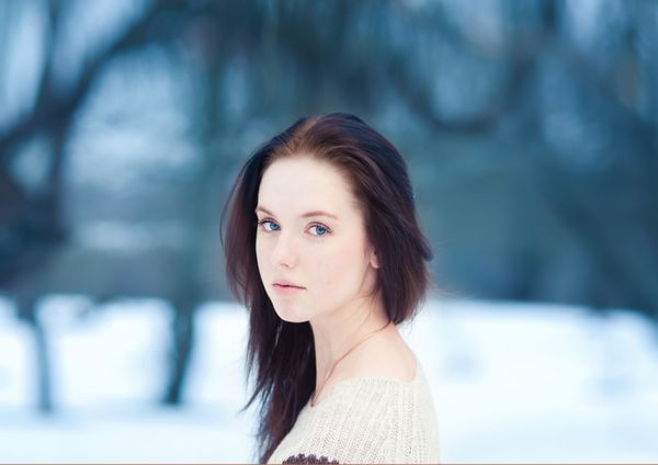 دختر زیبا در پارک زمستانی