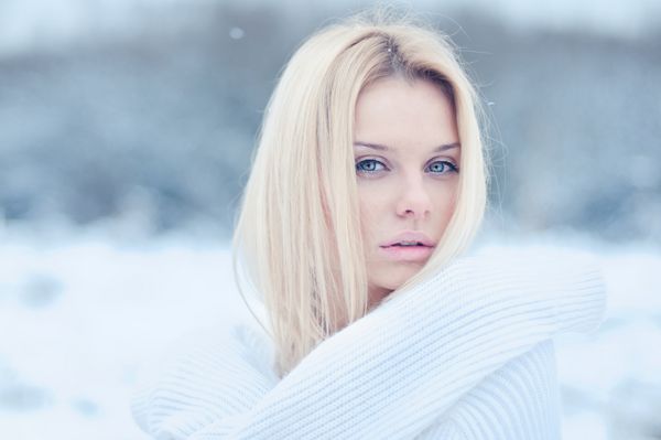 دختر جوان زیبا در هوای سرد زمستان
