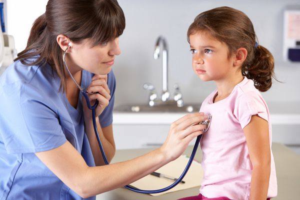 مراجعه بیمار کودک به مطب پزشک