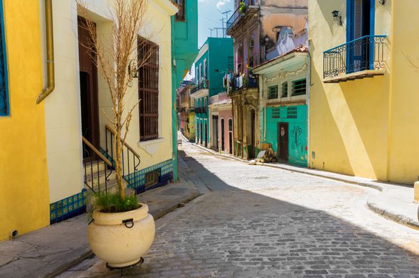 خیابان باریک در حاشیه ساختمان‌های رنگارنگ در هاوانای قدیمی