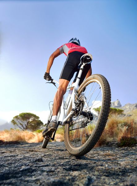 مرد ورزشکار ورزشی دوچرخه سواری کوهستانی افراطی که مسیر سبک زندگی را در فضای باز در حال دوچرخه سواری است