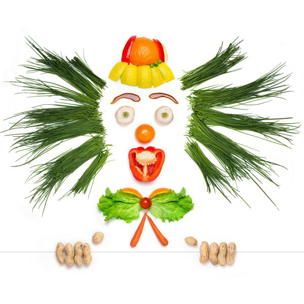یک مفهوم غذایی خلاقانه از یک دلقک دیوانه ساخته شده از سبزیجات و میوه ها در منوی کودکان