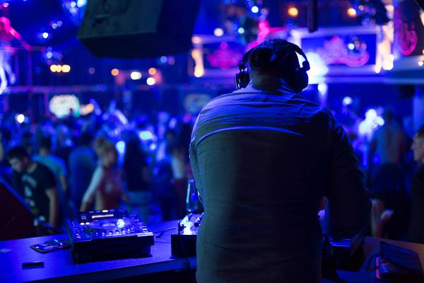 DJ تبدیل پرونده در باشگاه در زیر نور آبی