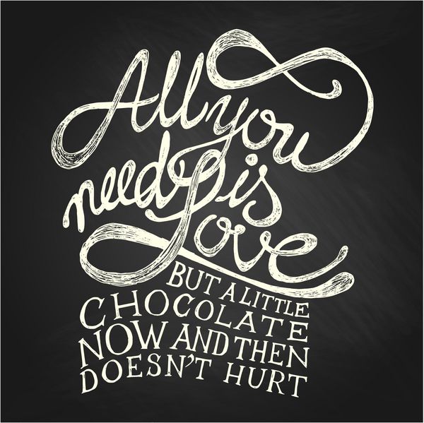 تنها چیزی که نیاز دارید عشق است اما کمی شکلات گاه و بیگاه ضرری ندارد - جملاتی که با دست کشیده شده سفید روی تخته سیاه