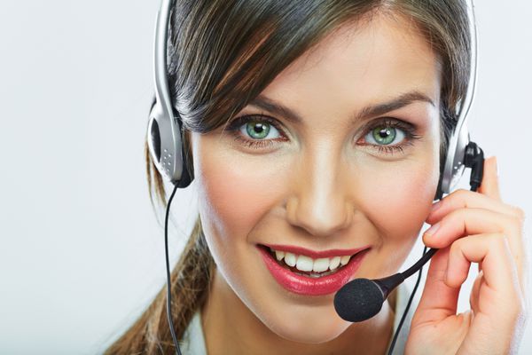 اپراتور پشتیبانی مشتری چهره زن اپراتور خندان مرکز تماس با هدست تلفن