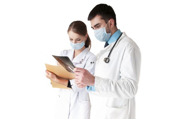 گروه پزشکان در حال بررسی عکس اشعه ایکس