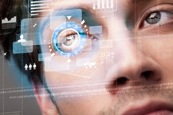 مرد سایبری مدرن آینده نگر با مفهوم پنل چشم صفحه نمایش فناوری