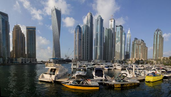 دبی امارات - 16 ژانویه 2014 نمایی از آسمان خراش های مدرن در دبی مارینا در دبی امارات هنگامی که کل توسعه کامل شود بیش از 120000 نفر را در خود جای می دهد