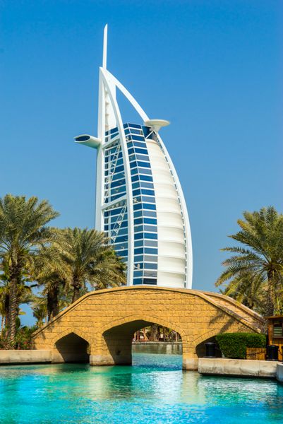 دبی امارات - 20 ژانویه هتل برج العرب در 20 ژانویه 2011 در دبی امارات متحده عربی برج العرب یک هتل 5 ستاره لوکس است که در جزیره مصنوعی روبروی ساحل جمیرا ساخته شده است