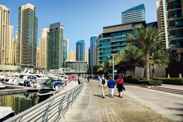 دبی امارات - 10 فوریه ساختمان های مدرن در دبی مارینا در 10 فوریه 2014 دبی امارات در شهر کانال مصنوعی به طول 3 کیلومتر