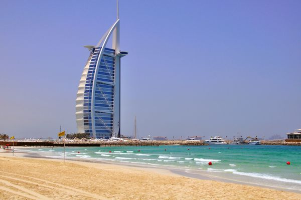 دبی امارات - 11 ژوئن برج العرب گران ترین هتل جهان در شهر دبی در 11 ژوئن 2012 دبی شهری در امارات متحده عربی است که در امارتی به همین نام واقع شده است