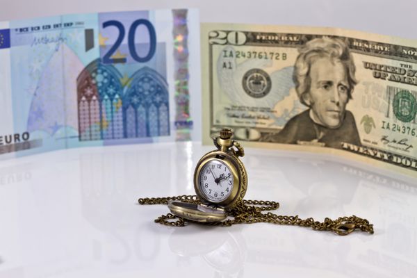 زمان برای انتخاب ارزهای پایدار دلار یا یورو