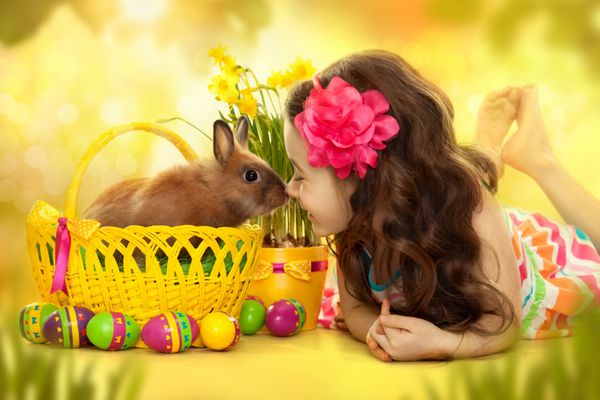 دختر کوچک شاد با خرگوش عید پاک در سبد و تخم مرغ کارت تبریک