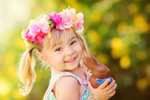 دختر زیبای عید پاک با اسم حیوان دست اموز شکلاتی در فضای باز