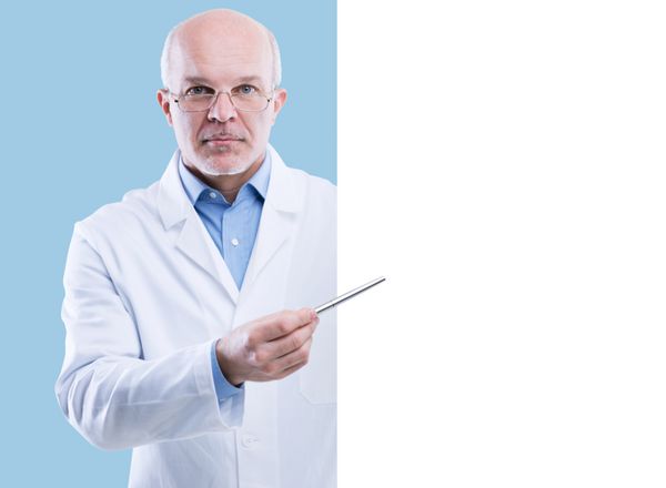 دکتر ارشد که یک تابلوی سفید بزرگ در دست دارد و با یک خودکار اشاره می‌کند فضای کپی خالی