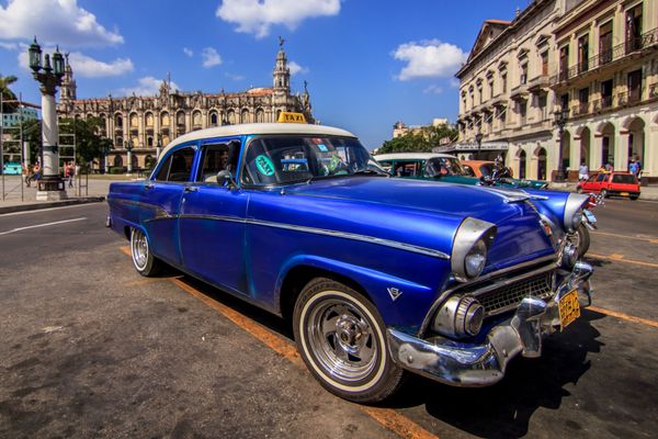 هاوانا - 12 فوریه ماشین کلاسیک پارک شده در خیابان در 12 فوریه 2013 در هاوانا این خودروهای قدیمی و کلاسیک منظره ای نمادین از جزیره کوبا هستند