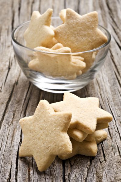 کوکی‌های شیرینی با روکش شکری به شکل ستاره روی هم چیده شده‌اند