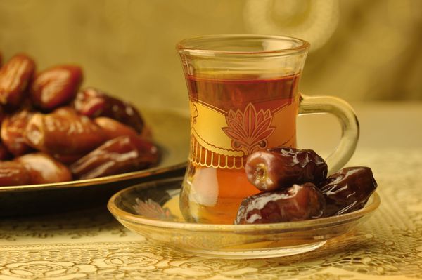 فنجان های چای کلاسیک عربی و خرما