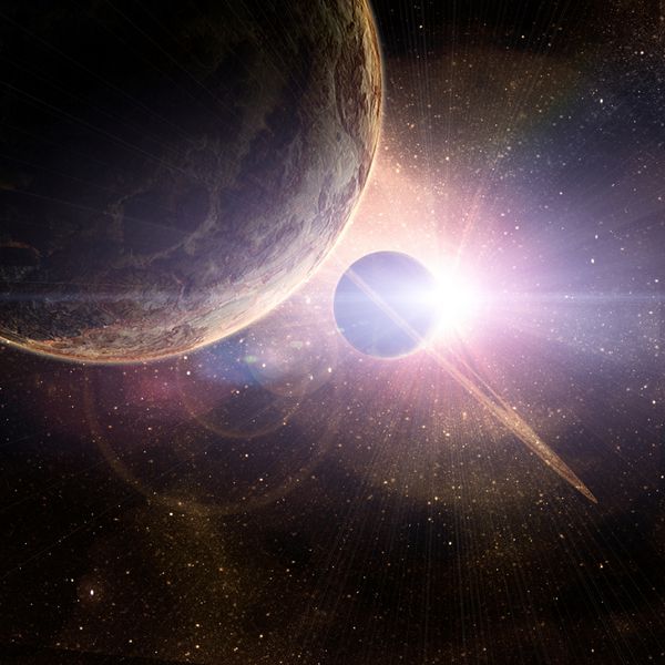 سیاره ای با حلقه هایی در طلوع خورشید در پس زمینه کیهان