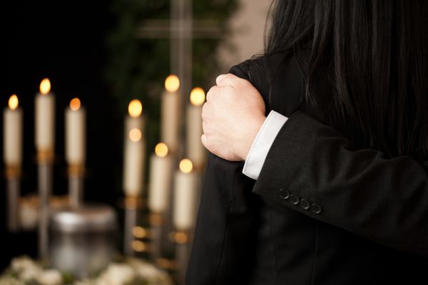 دین مرگ و دلسوزی - زوج در مراسم تشییع جنازه از یکدیگر دلجویی می کنند